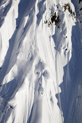 Ein männlicher Extremskifahrer fährt die erste Abfahrt von einem großen Berg in Haines, Alaska. - AURF01111