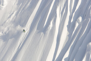 Ein männlicher Skifahrer fährt eine riesige neue erste Abfahrt in Haines, Alaska. - AURF01112