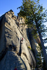 Ein männlicher Kletterer seilt sich nach dem Klettern einer Route im traditionellen Stil ab, Lolo, Idaho. - AURF01121