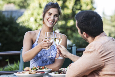 Hispanisches Paar bei einer gesunden Mahlzeit und einem Glas Weißwein. - MINF08987