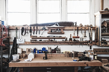 Ein Arbeitsplatz mit Werkzeugen in einer Holzverarbeitungsfabrik. - MINF09059