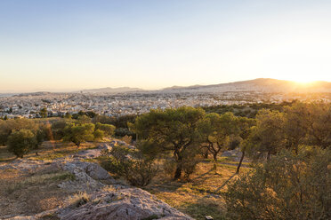 Griechenland, Athen, Stadtansicht bei Sonnenuntergang - MAMF00210