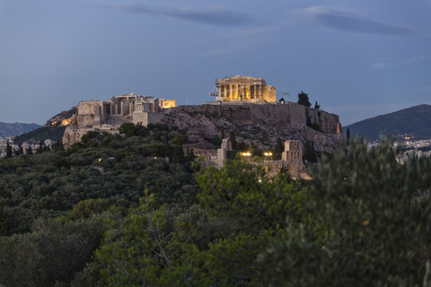 Griechenland, Athen, Blick auf die Akropolis von der Pnyx zur blauen Stunde, lizenzfreies Stockfoto