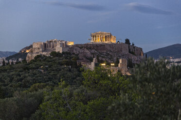 Griechenland, Athen, Blick auf die Akropolis von der Pnyx zur blauen Stunde - MAMF00211