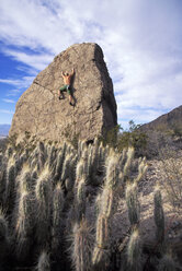 Ein Mann beim Bouldern in Cuatro Cicnigas, Mexiko. - AURF01145