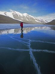 Ein Mann bestaunt die schönen Farben im gefrorenen Eis des Lake Bonney, Dry Valleys, Antarktis - AURF01153