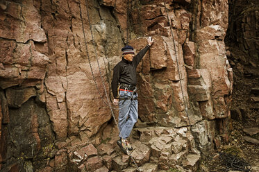 Ein Mann steht am Fuße der Kletterroute im Palisades State Park, South Dakota. - AURF01163