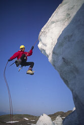 Ein Bergsteiger seilt sich von einer Eisklippe hoch oben auf dem Mt. Baker in den North Cascades Mountains in Washington ab. - AURF01180