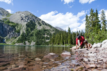 Eine Mutter und ihr 14 Monate alter Sohn spielen am 10. August 2009 am Ufer des Snowmass Lake (10.980ft) in den Maroon Bells in der Snowmass Wilderness in der Nähe von Aspen, Colorado. - AURF01184