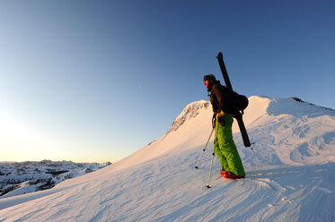 Ein Skifahrer beobachtet den Sonnenaufgang in der Sierra Nevada in der Nähe des Lake Tahoe, Kalifornien. - AURF01208