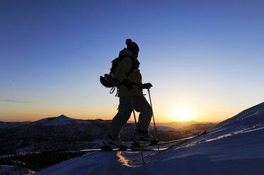 Die Silhouette eines Skifahrers bei Sonnenaufgang in der Sierra Nevada in der Nähe des Lake Tahoe, Kalifornien. - AURF01209