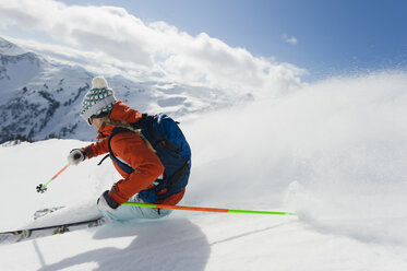 Eine Skifahrerin fährt eine alpine Schüssel im Hinterland der Selkirk Mountains in Kanada hinunter. - AURF01223