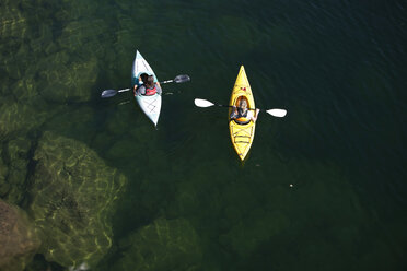 Ein junges erwachsenes Paar fährt an einem sonnigen Tag auf einem See in Idaho Kajak. - AURF01228