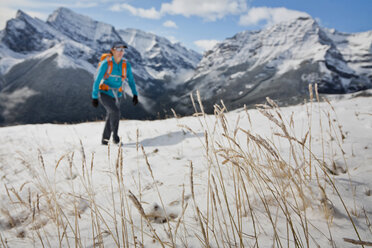 Eine Frau wandert im Schnee, Kananaskis Country, Alberta, Kanada. - AURF01236