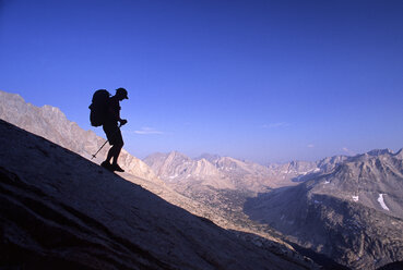 Ein Bergwanderer durchquert steiles Gelände in den hohen Sierra Mountains in der Nähe von Bishop, Kalifornien. - AURF01257