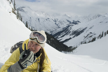 Eine junge Frau funkt aus dem Hinterland der kanadischen Rocky Mountains. - AURF01266