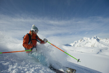 Eine junge Frau fährt im Hinterland der Selkirk Mountains in Kanada Ski. - AURF01267