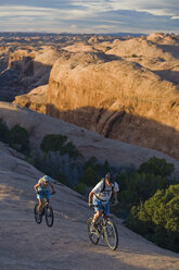 Paar beim Mountainbiking, Moab, Utah - AURF01318