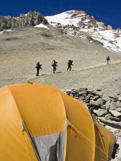 Vier Bergsteiger beginnen mit der beschwerlichen Aufgabe, ein höheres Lager auf Südamerikas höchstem Gipfel, dem Aconcagua in Argentinien, zu erreichen. - AURF01319