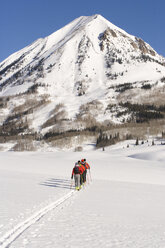 Vier Skifahrer beim Tourengehen in Colorado. - AURF01320