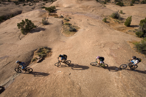 Gruppen-Mountainbiking, Moab, Utah, lizenzfreies Stockfoto