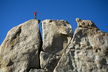 Männlicher Kletterer auf einem Felsen - AURF01368