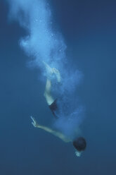 Man diving and swimming in ocean. - AURF01375