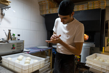 Pizzabäcker beim Formen des Teigs in der Küche - AFVF01458