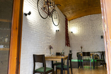 Interieur eines Restaurants mit Fahrrad an der Wand - AFVF01474