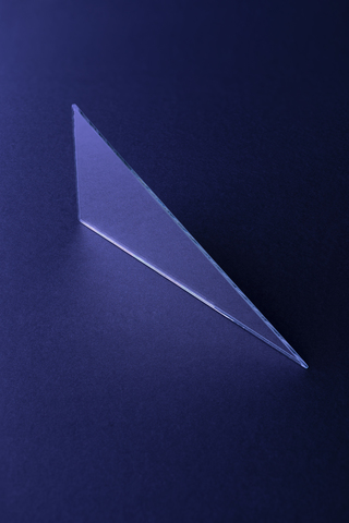 Dreieckiger Spiegel auf dunkelblauem Grund, 3D Rendering, lizenzfreies Stockfoto