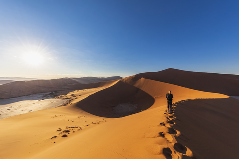 Afrika, Namibia, Namib-Wüste, Naukluft-Nationalpark, Frau auf Sanddüne 'Big Daddy', lizenzfreies Stockfoto