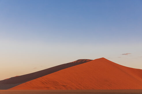 Afrika, Namibia, Namib-Wüste, Naukluft-Nationalpark, rotglühende Sanddüne beim Nachglühen - FOF10089