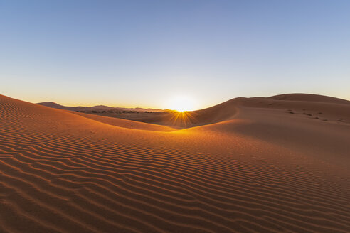 Afrika, Namibia, Namib-Wüste, Naukluft-Nationalpark, Sanddünen in der Morgensonne - FOF10090