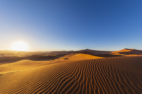 Afrika, Namibia, Namib-Wüste, Naukluft-Nationalpark, Sanddünen in der Morgensonne - FOF10091
