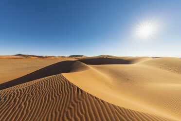Afrika, Namibia, Namib-Wüste, Naukluft-Nationalpark, Sanddünen gegen die Sonne - FOF10097