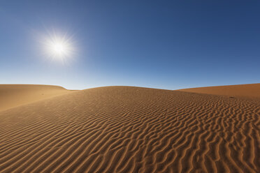 Afrika, Namibia, Namib-Wüste, Naukluft-Nationalpark, Sanddünen gegen die Sonne - FOF10098