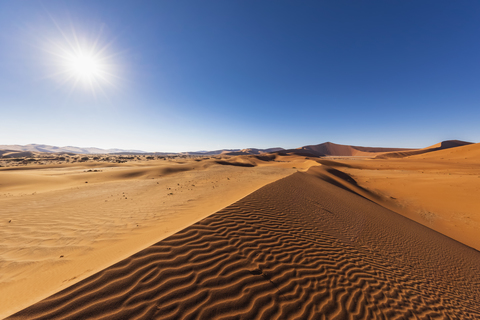 Afrika, Namibia, Namib-Wüste, Naukluft-Nationalpark, Sanddünen gegen die Sonne, lizenzfreies Stockfoto