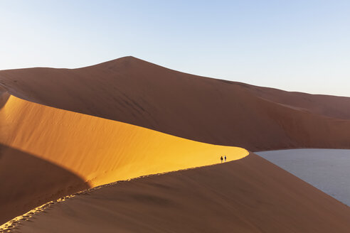 Afrika, Namibia, Namib-Wüste, Naukluft-Nationalpark, Touristen auf Sanddüne 'Big Daddy' - FOF10104