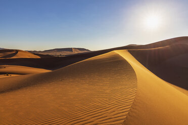 Afrika, Namibia, Namib-Wüste, Naukluft-Nationalpark, Sanddünen gegen die Sonne - FOF10106