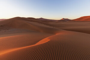 Afrika, Namibia, Namib-Wüste, Naukluft-Nationalpark, Sanddüne im Morgenlicht bei Sonnenaufgang - FOF10107