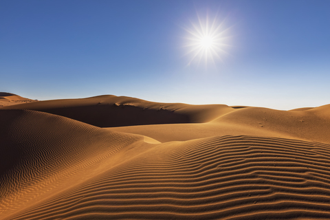 Afrika, Namibia, Namib-Wüste, Naukluft-Nationalpark, Sanddüne gegen die Sonne, lizenzfreies Stockfoto