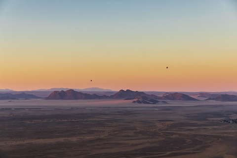 Afrika, Namibia, Namib-Wüste, Namib-Naukluft-Nationalpark, Luftaufnahme von Wüstendünen im Morgenlicht, Luftballons, lizenzfreies Stockfoto