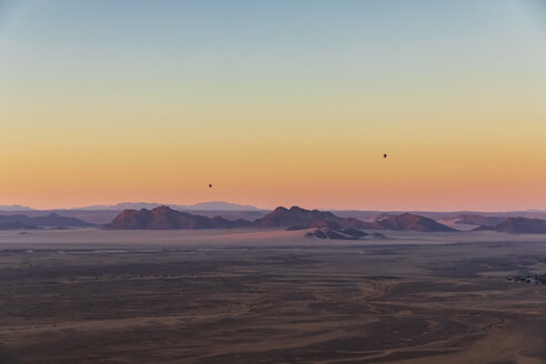 Afrika, Namibia, Namib-Wüste, Namib-Naukluft-Nationalpark, Luftaufnahme von Wüstendünen im Morgenlicht, Luftballons - FOF10114