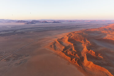 Afrika, Namibia, Namib-Wüste, Namib-Naukluft-Nationalpark, Luftaufnahme von Wüstendünen, Luftballons - FOF10115