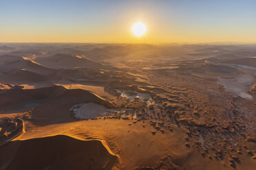Afrika, Namibia, Namib-Wüste, Namib-Naukluft-Nationalpark, Luftaufnahme von Wüstendünen, Nara Vlei, Sossusvlei und 'Big Mama' - FOF10118