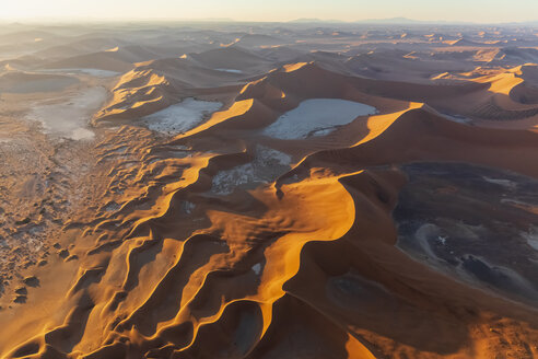 Afrika, Namibia, Namib-Wüste, Namib-Naukluft-Nationalpark, Luftaufnahme von Wüstendünen, Dead Vlei und 'Big Daddy' im Morgenlicht - FOF10119
