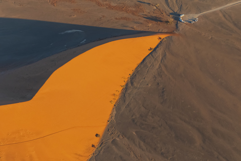 Afrika, Namibia, Namib-Wüste, Namib-Naukluft-Nationalpark, Luftaufnahme einer Wüstendüne 45, lizenzfreies Stockfoto