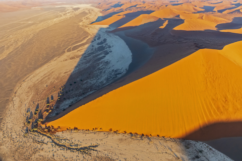 Afrika, Namibia, Namib-Wüste, Namib-Naukluft-Nationalpark, Luftaufnahme von Wüstendünen, lizenzfreies Stockfoto