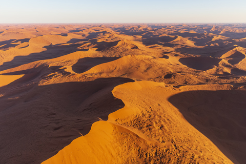 Afrika, Namibia, Namib-Wüste, Namib-Naukluft-Nationalpark, Luftaufnahme von Wüstendünen, lizenzfreies Stockfoto