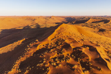 Afrika, Namibia, Namib-Wüste, Namib-Naukluft-Nationalpark, Luftaufnahme von Wüstendünen - FOF10124
